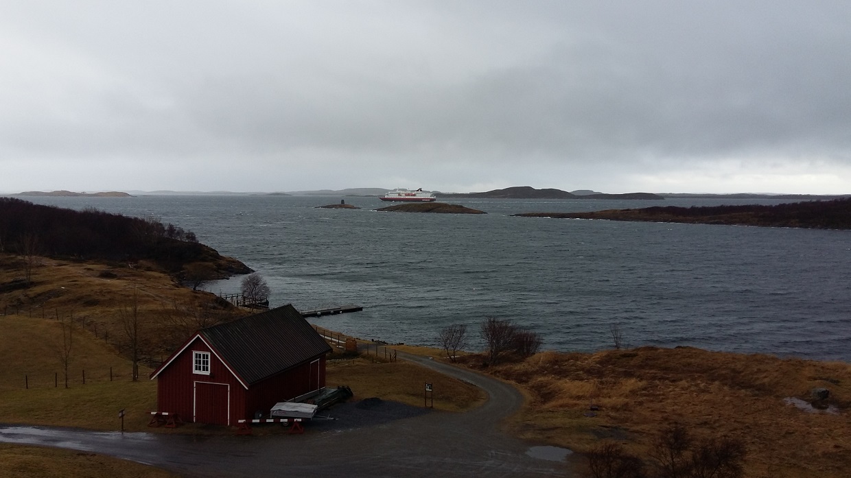 Hurtigruten passerer Alstahaug